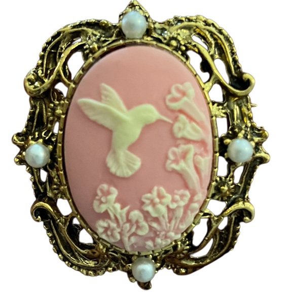 Unsigned Jewelry - Vintage Pink Hummingbird Cameo Brooch Gold Tone Faux Pearl Ornate Frame